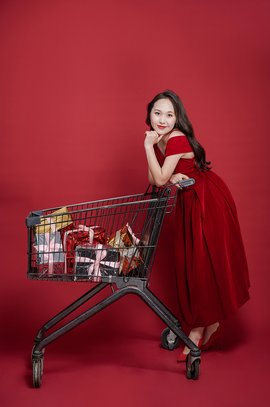 手推购物车红裙女性新年精修人物摄影图片素材