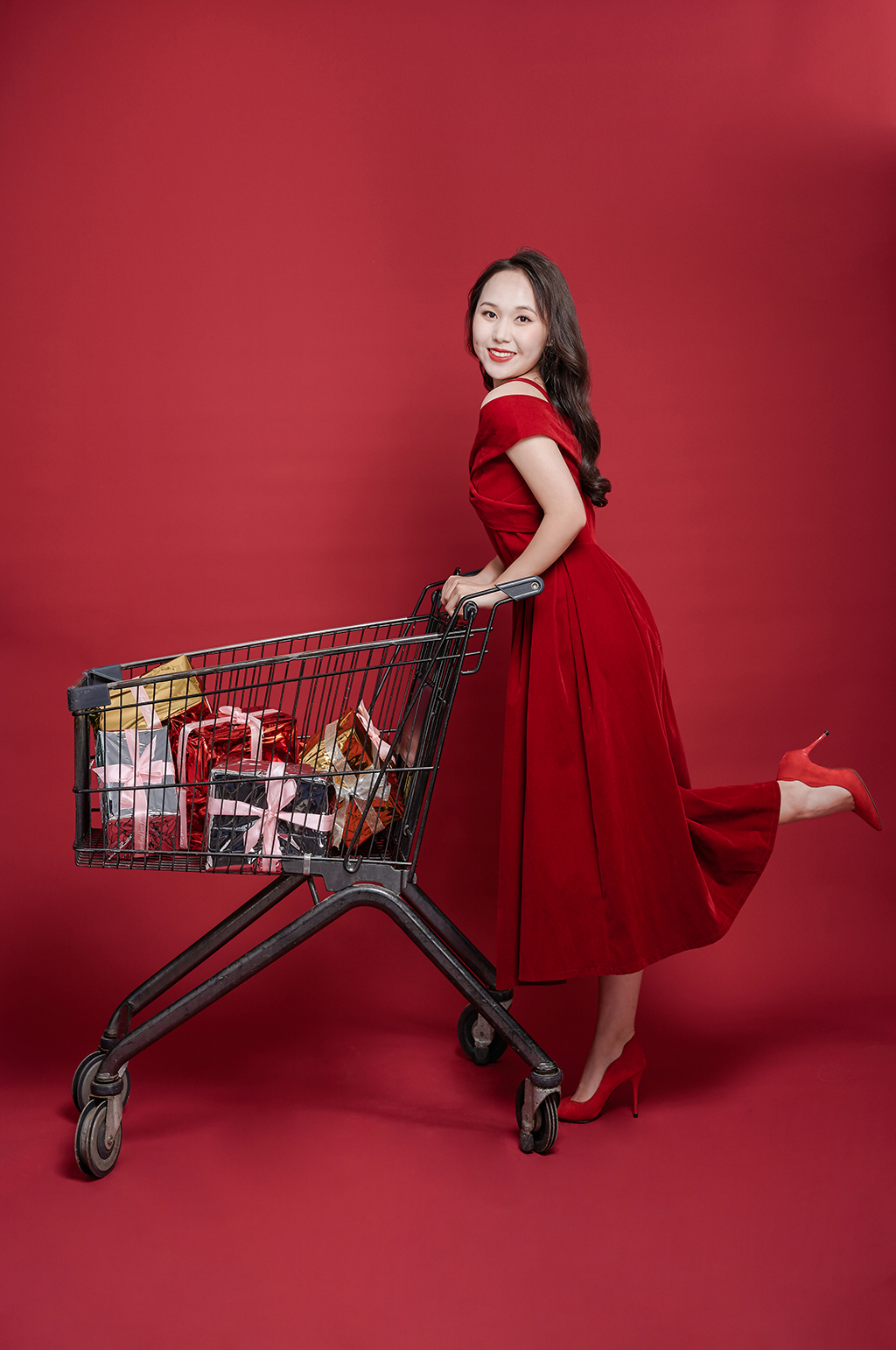 新年红裙女性双十二购物精修人物摄影图片素材