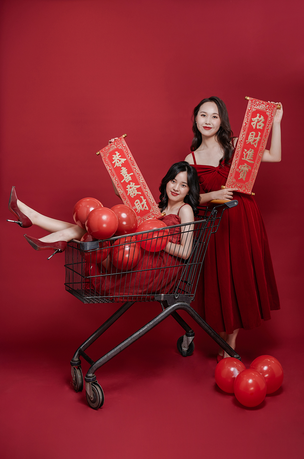 恭喜发财对联新年闺蜜购物精修人物摄影图片素材