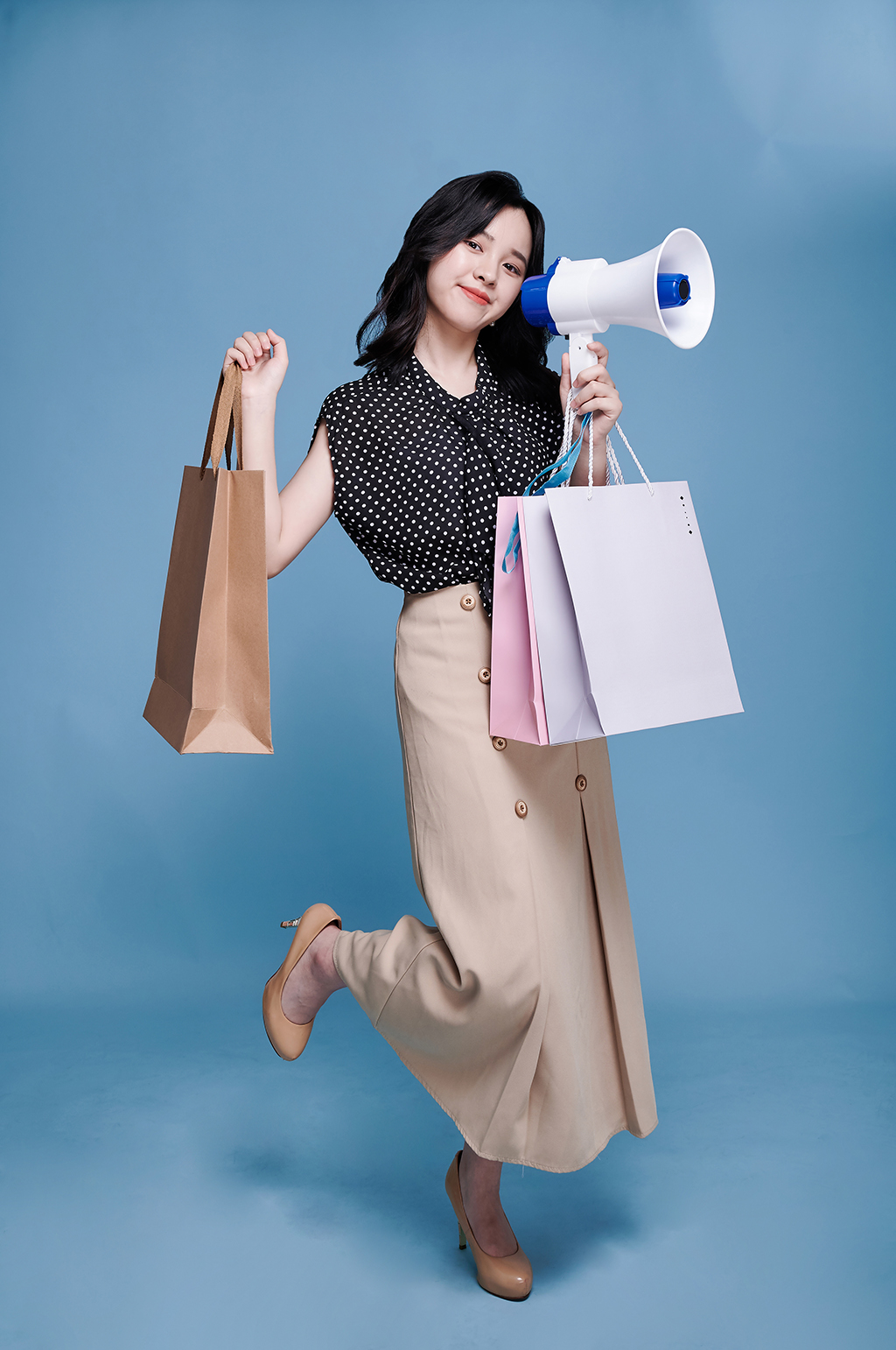 職場女性手持購物袋喇叭購物節(jié)精修人物攝影素材