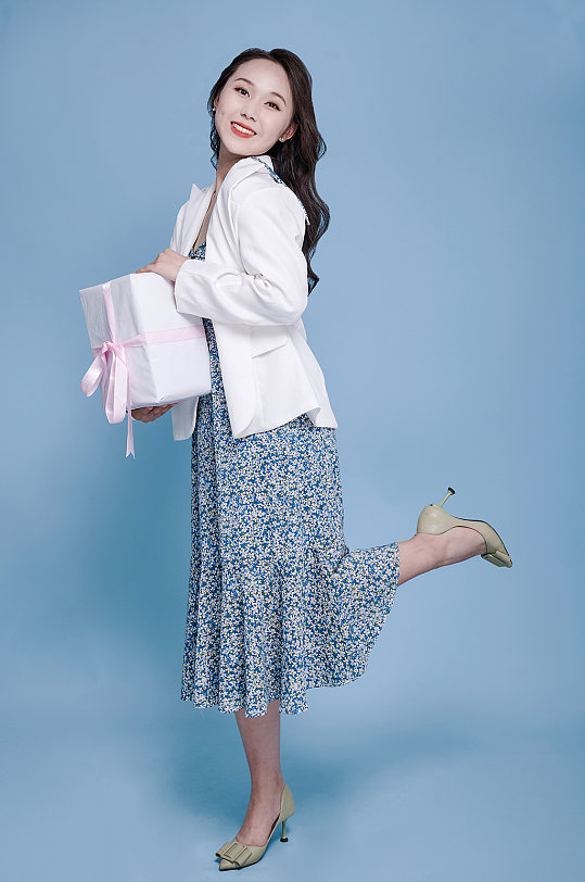 碎花裙女士礼盒逛街购物精修人物摄影图