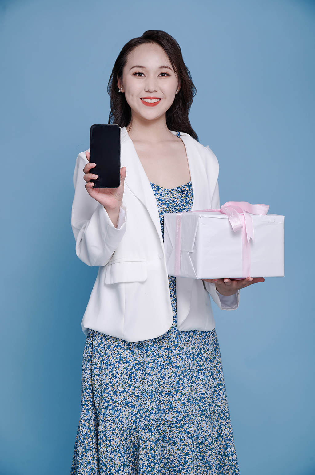 精美礼物盒碎花裙女生购物精修人物摄影图素材