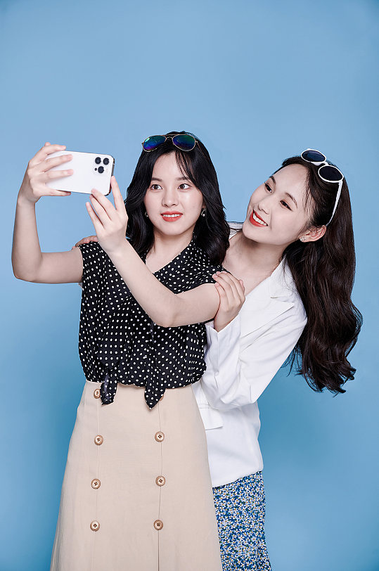 双人合照女生逛街购物精修摄影图