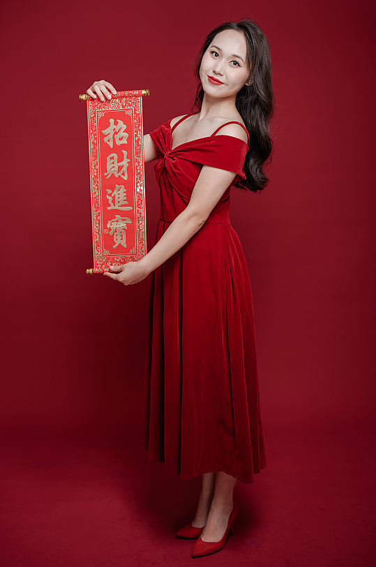 新年对联红裙女性春节年货购物摄影图