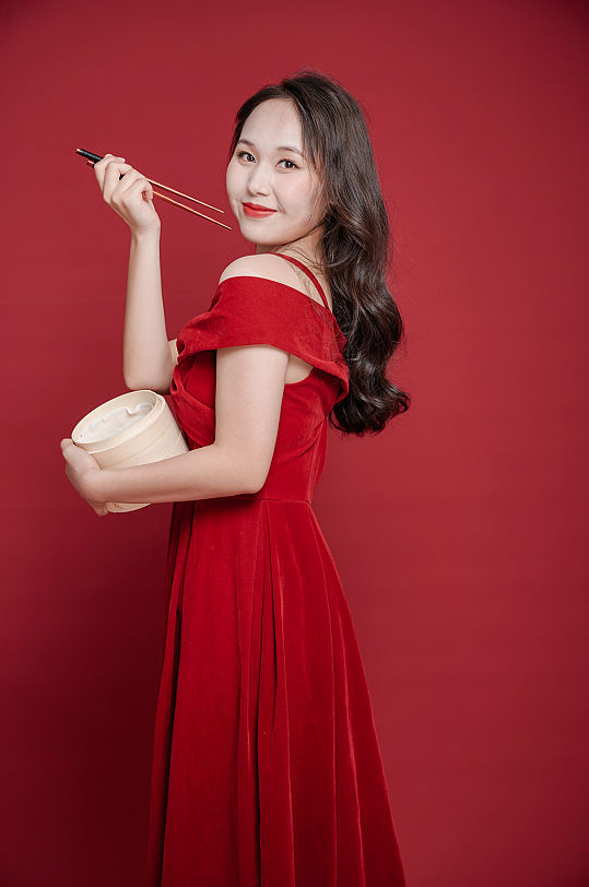 传统美食红裙女性新年购物摄影图照片