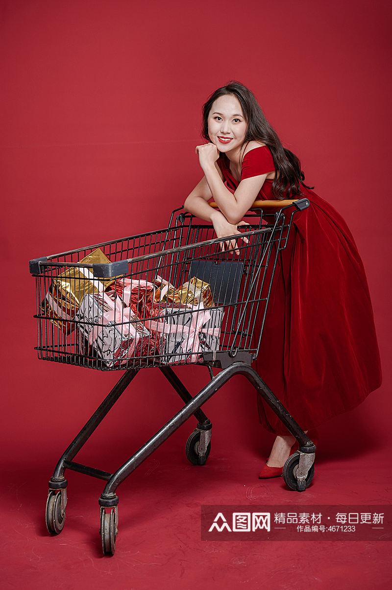 单人女生商场购物车逛街新年购物摄影图照片素材