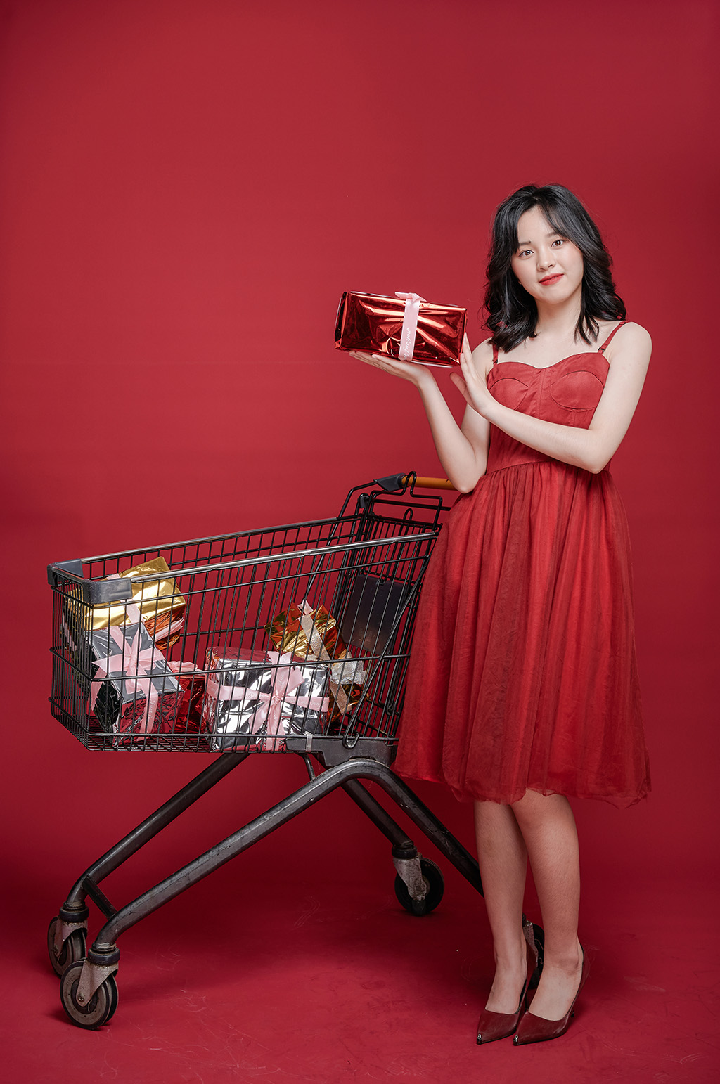 单人女生逛街精美礼物盒新年购物摄影图照片素材
