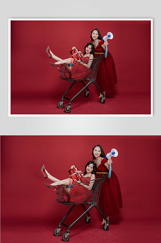 购物节喇叭宣传大促双人女生新年购物摄影图