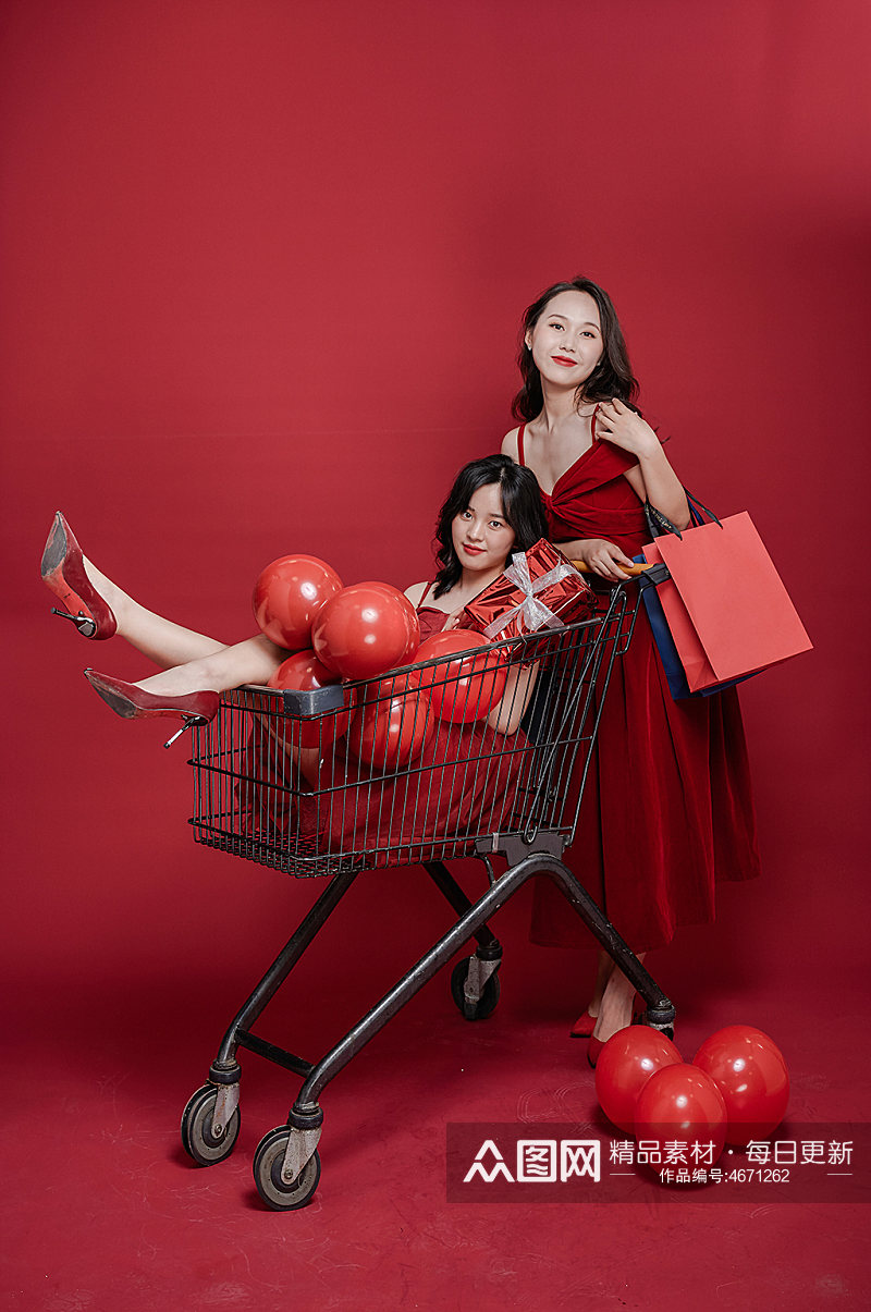 红色对联红裙女生新年年货双人购物摄影素材