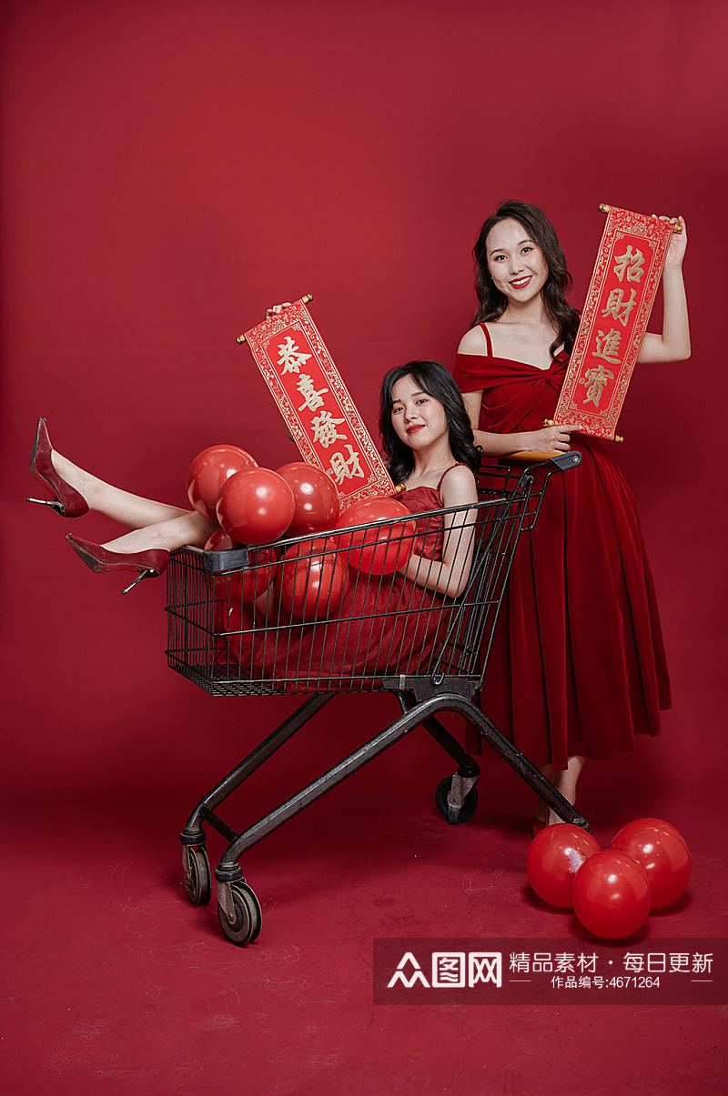 招财进宝对联红裙女生新年双人购物摄影素材