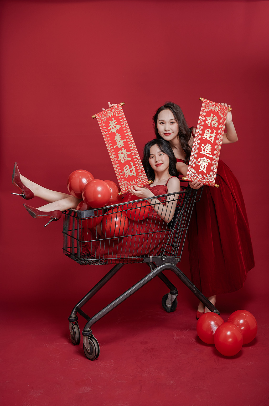 招财对联红裙女生新年年货双人购物摄影素材