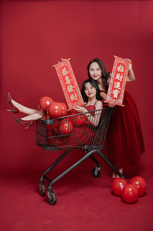 招财对联红裙女生新年年货双人购物摄影