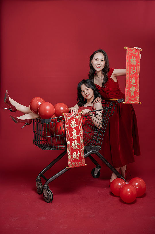 喜庆对联红裙女生新年年货双人购物摄影