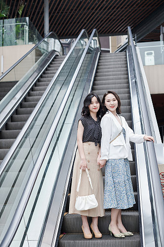 职业女性超市商场逛街活动购物人物摄影图