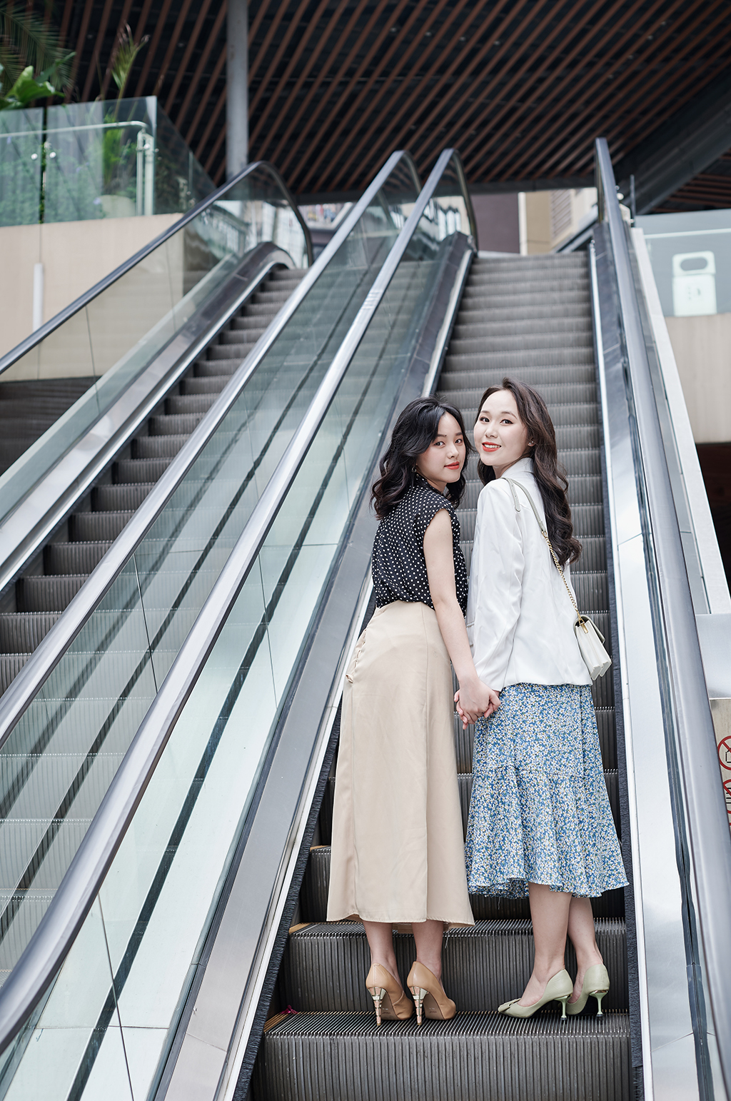 女生双人商场服装店购物人物摄影图照片素材