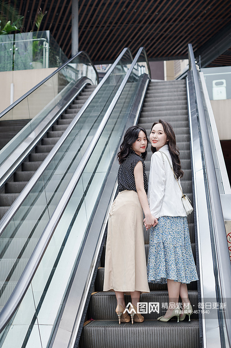 女生双人商场服装店购物人物摄影图照片素材