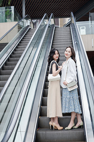 文静职业女性超市商场包包购物人物摄影图