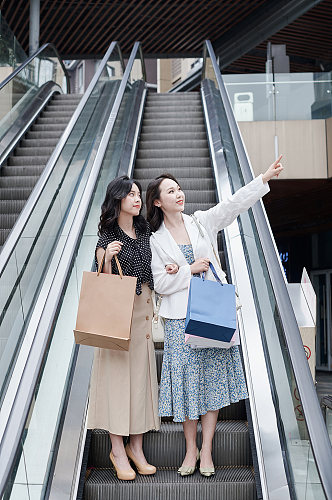 欢乐职业女性商场活动购物人物摄影图
