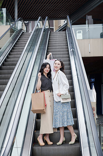 稳重职业女性双人商场扶梯购物人物摄影图