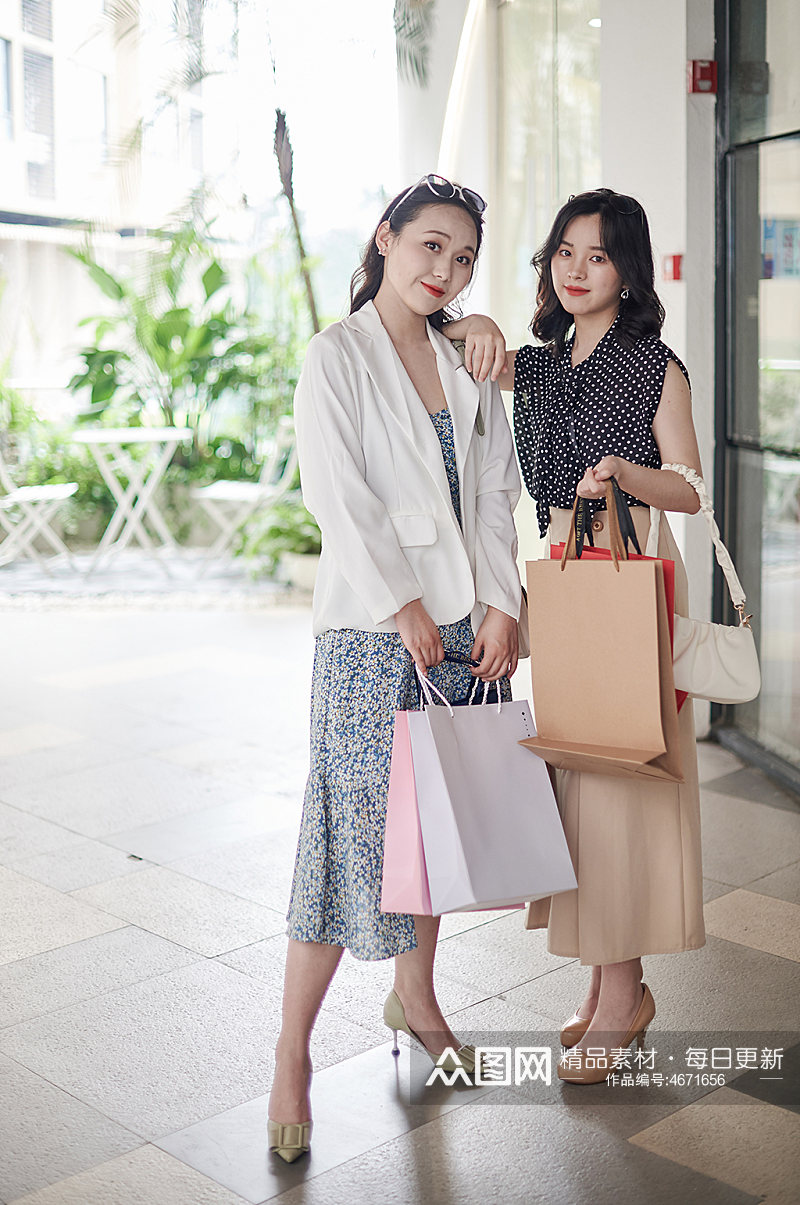 可爱女生双人购物袋商场逛街购物人物摄影图素材