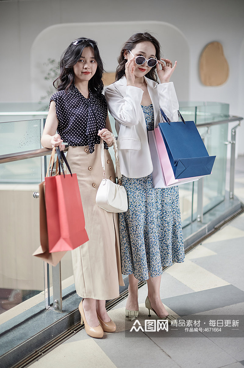 墨镜碎花裙女生双人逛街购物人物摄影图照片素材