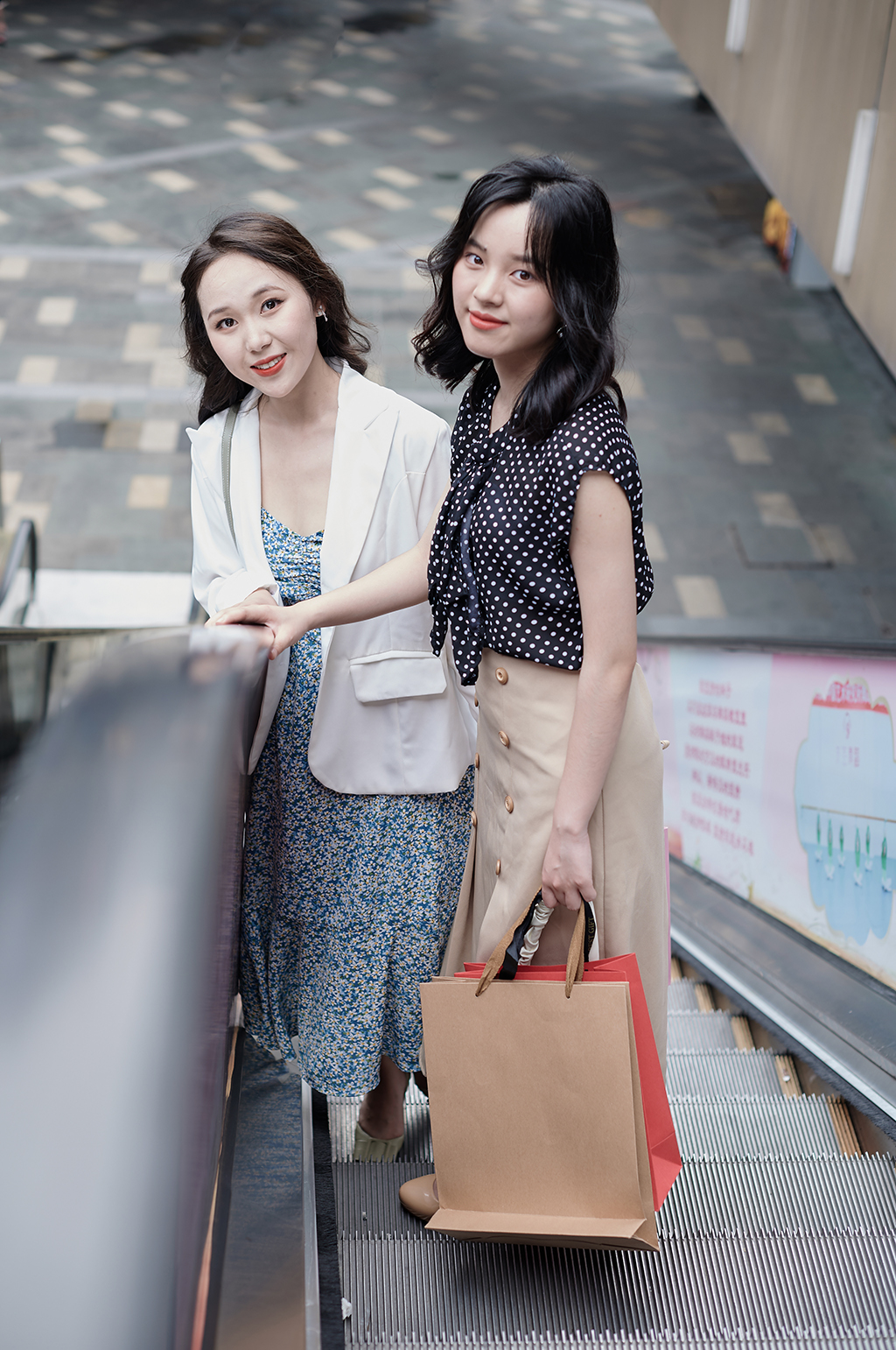 碎花裙女生商场扶梯逛街购物人物摄影图照片素材