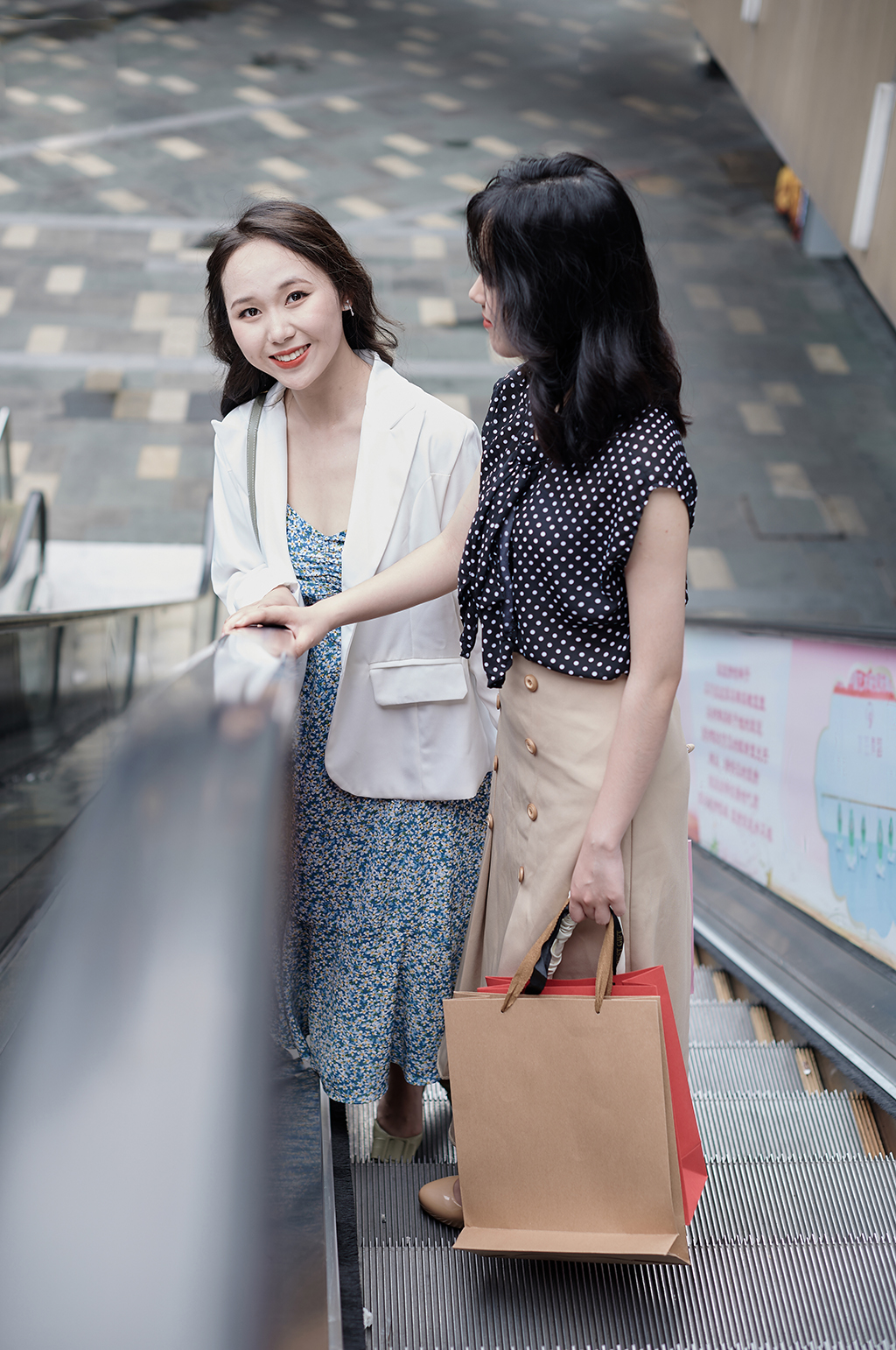碎花裙女生双人扶梯逛街购物人物摄影图照片素材