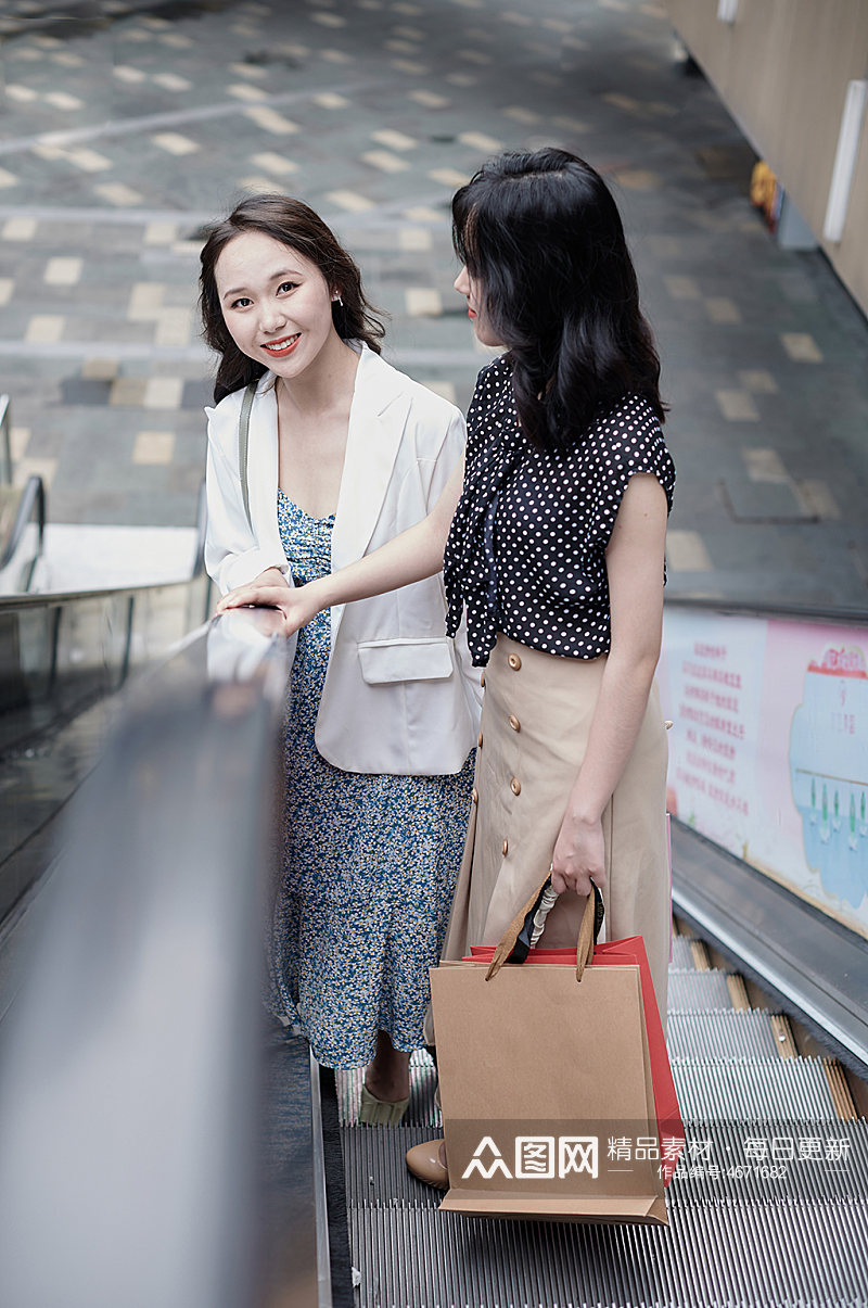 碎花裙女生双人扶梯逛街购物人物摄影图照片素材