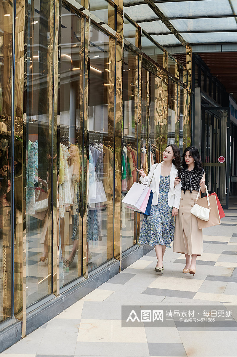 商场服装店女生逛街购物人物摄影图照片素材