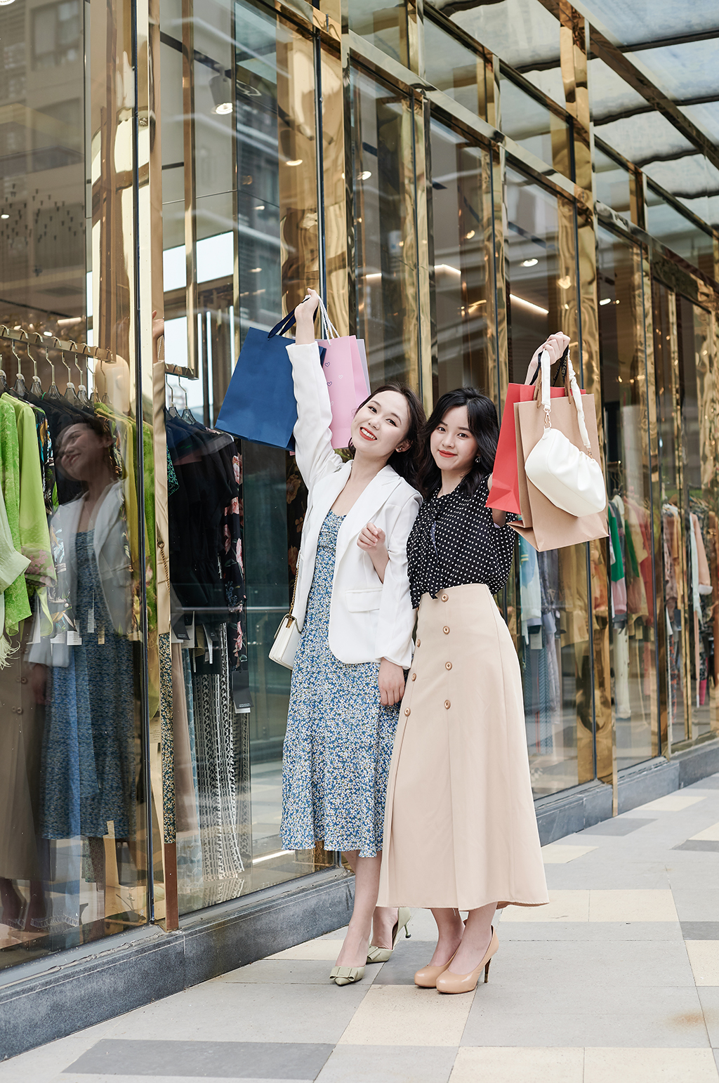 碎花裙女生服装店购物人物摄影图照片素材