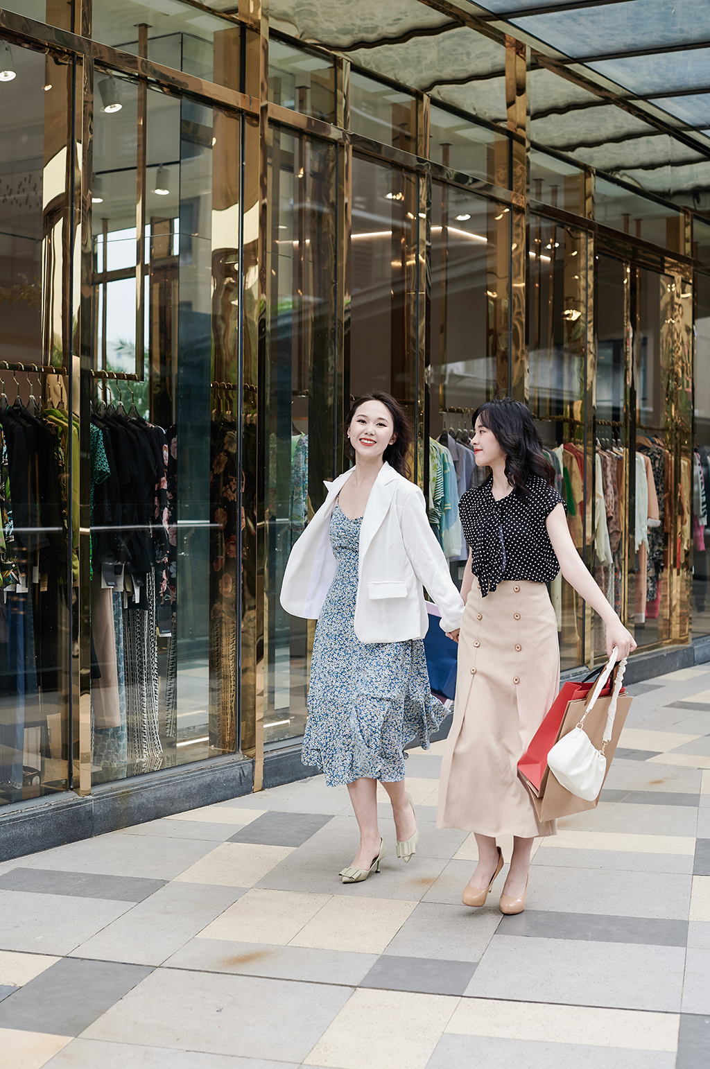 碎花裙女生奔跑逛街购物人物摄影图照片