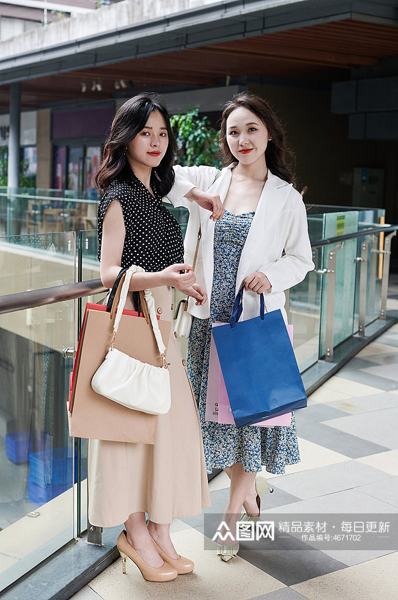 双人女性站姿购物袋逛街购物人物摄影图照片素材