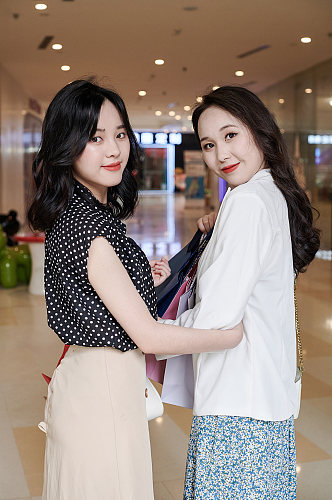 职业女性双人商场逛街购物人物摄影图