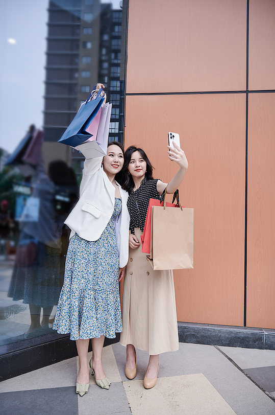 职业女性商场逛街合照购物人物摄影图照片