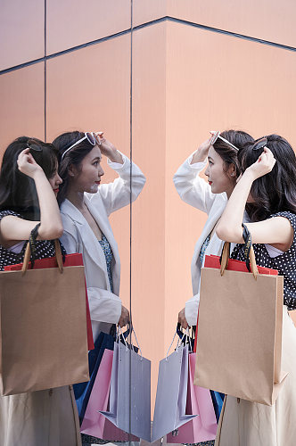 墨镜购物袋碎花裙女性逛街购物人物摄影图