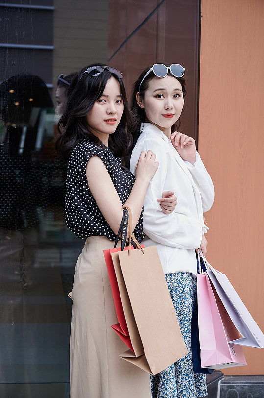 手持购物袋女性逛街购物人物摄影图照片