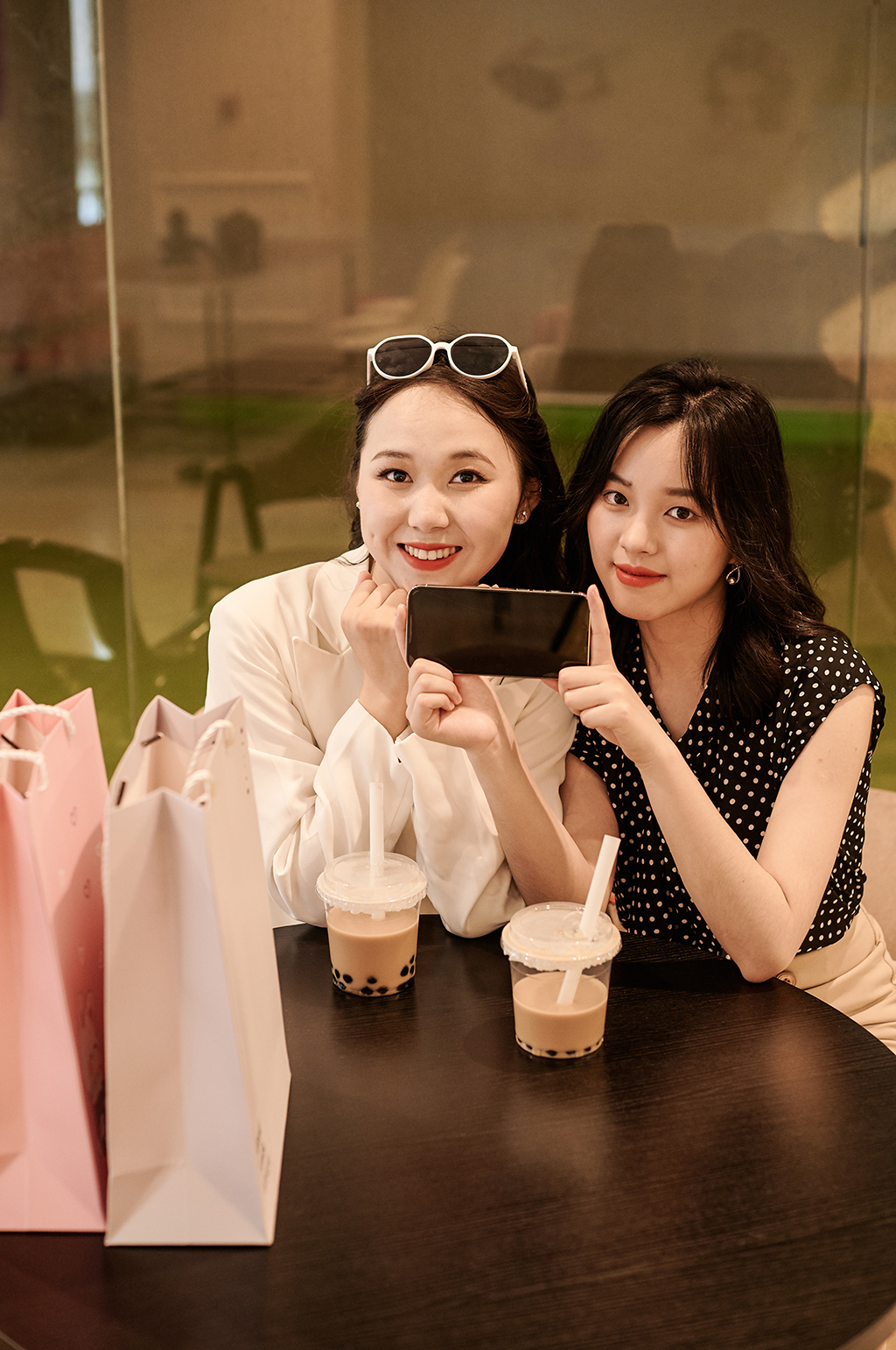 手持手机女生双人商场宣传购物人物摄影图素材