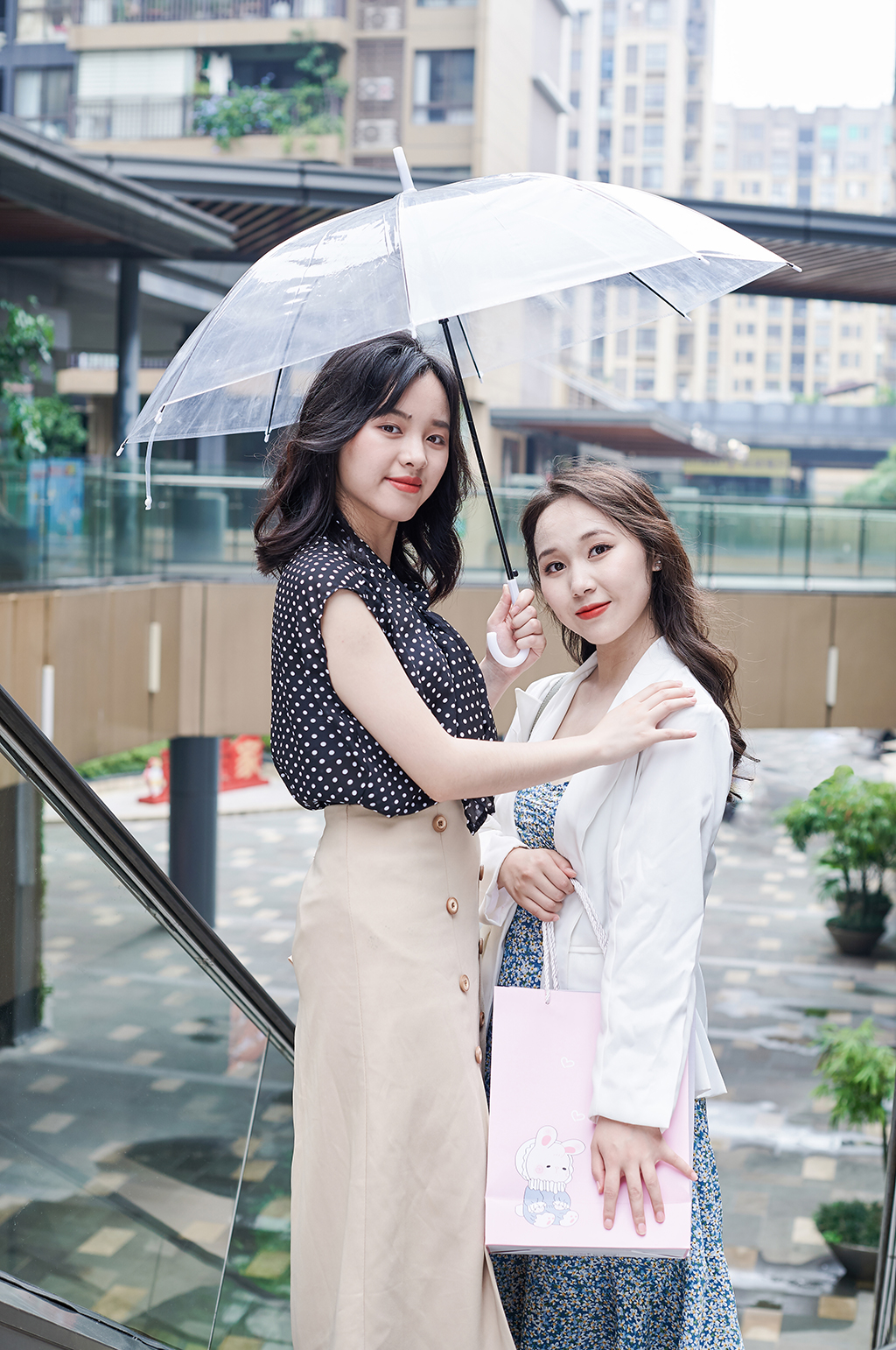 职业女性商场逛街雨伞购物人物摄影图素材