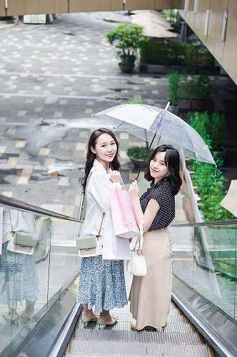 大气职业女性双人逛街雨伞购物人物摄影图