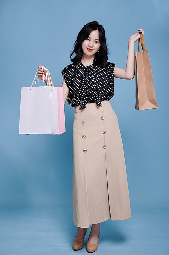 女生单人逛街购物袋商场宣传购物人物摄影图