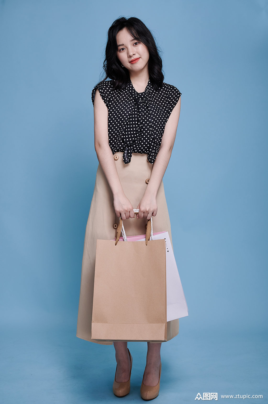 女生商场逛街购物袋站姿宣传购物人物摄影图素材