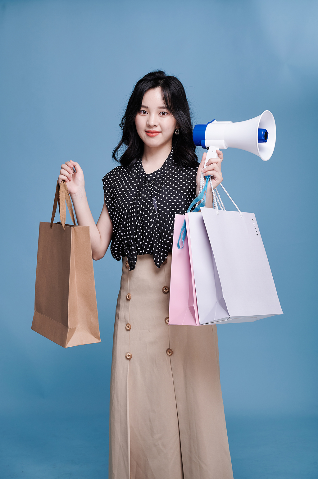 手持喇叭女生单人商场活动购物人物摄影图素材