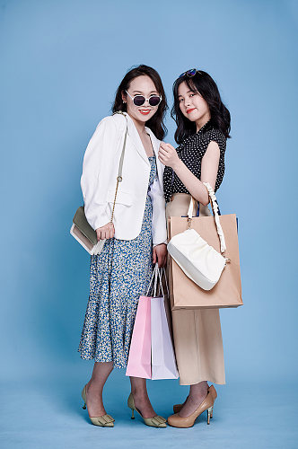 职业女性双人墨镜电商活动购物人物摄影图