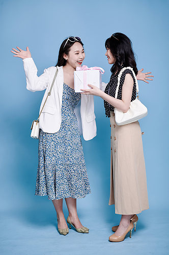 职业女性双人礼物盒电商活动购物人物摄影图