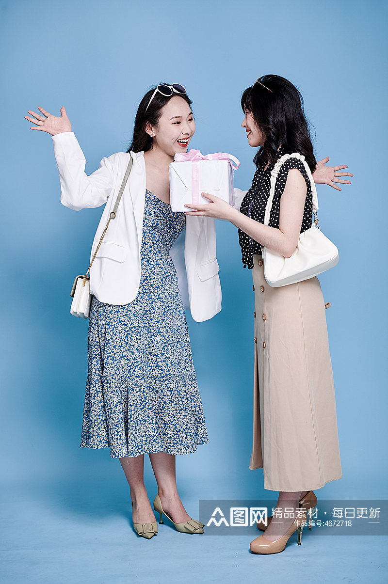 职业女性双人礼物盒电商活动购物人物摄影图素材