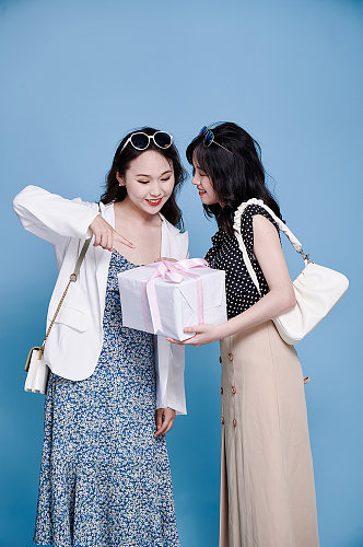 职业女性双人礼物盒电商活动购物人物摄影图