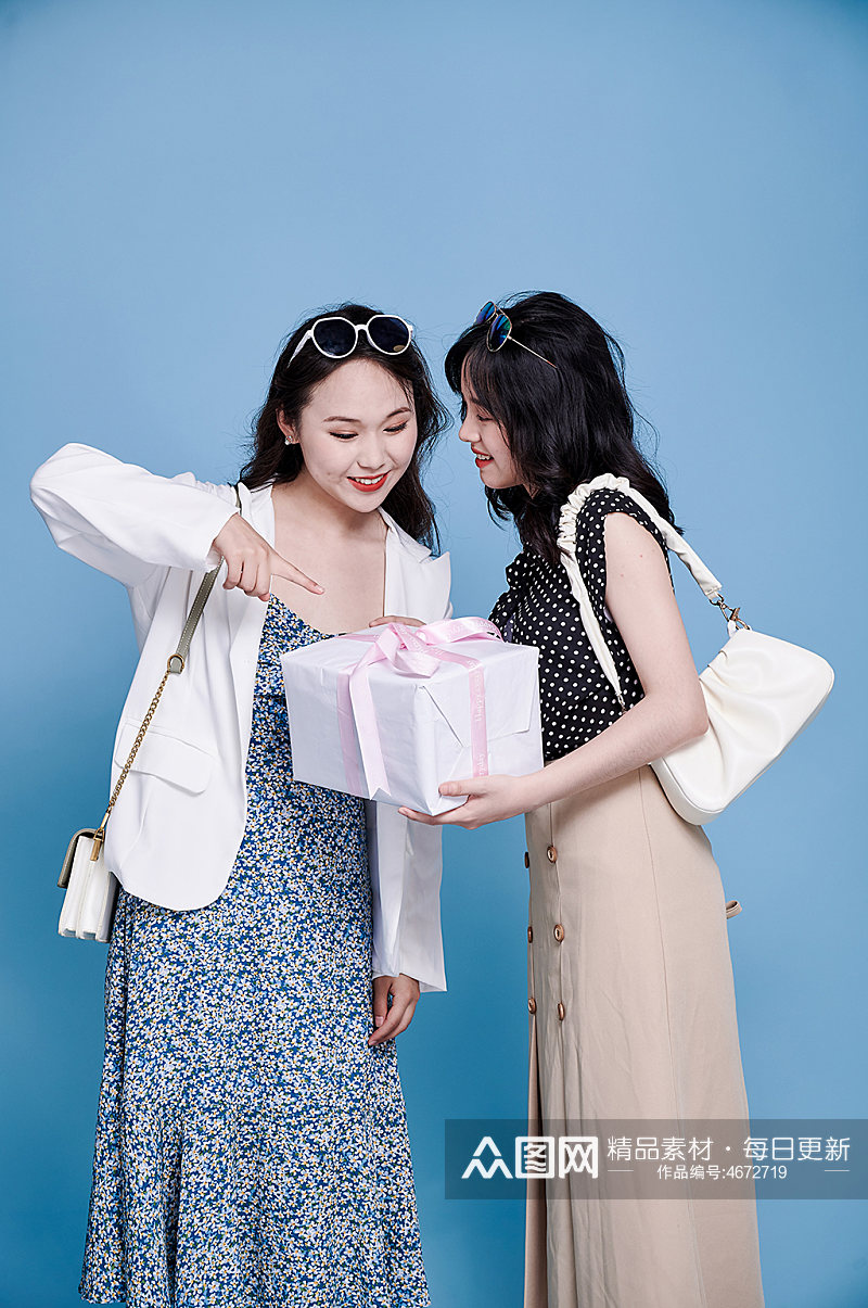 职业女性双人礼物盒电商活动购物人物摄影图素材