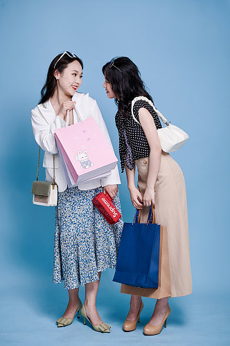 闺蜜双人购物袋电商活动购物人物摄影图