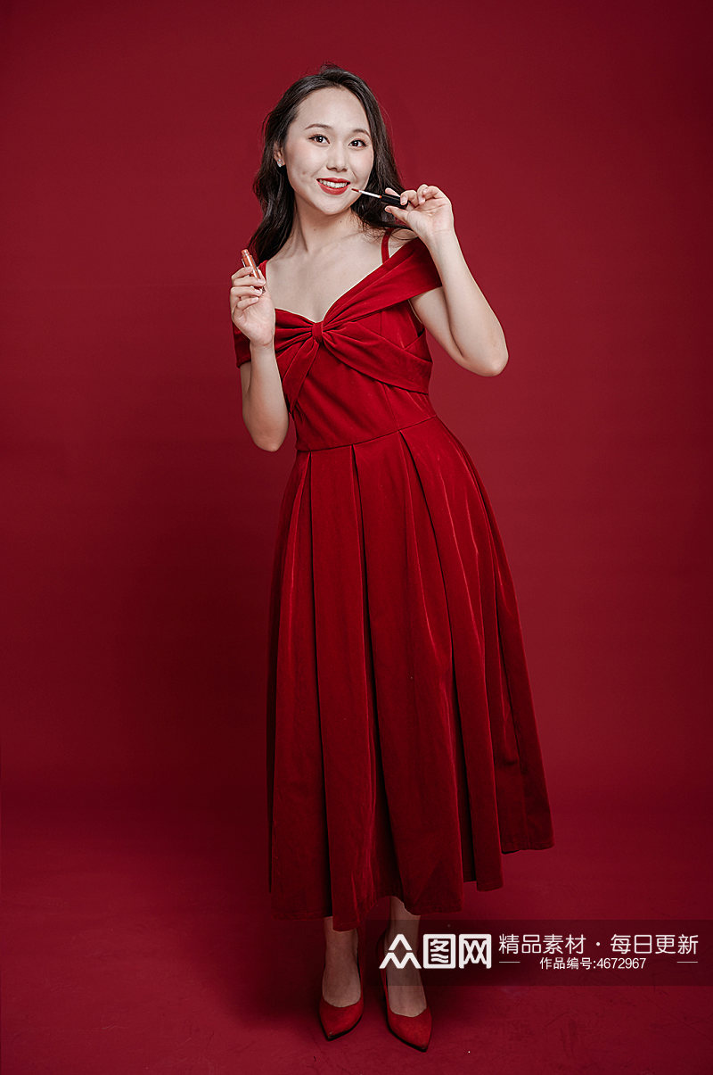 喜庆红裙女生新年美妆大促购物人物摄影图素材
