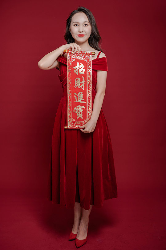 喜庆红裙女生新年招财进宝购物人物摄影图